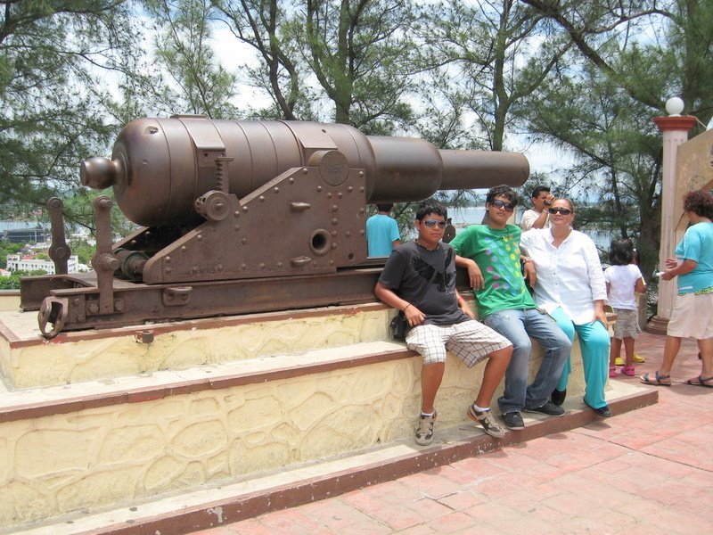 Del lado del cañon..., (observen el mecanismo "avanzado" de engranes para "apuntar"), en el Mirador de Mazatlán 2008 by Mario A. Leon Q.