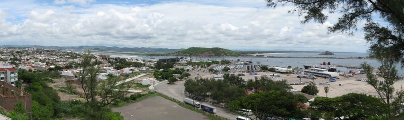 Panorámica OTE desde mirador Cerro sur a la Isla de la Piedra, Maztlán 2008 by Mario A. Leon Q.