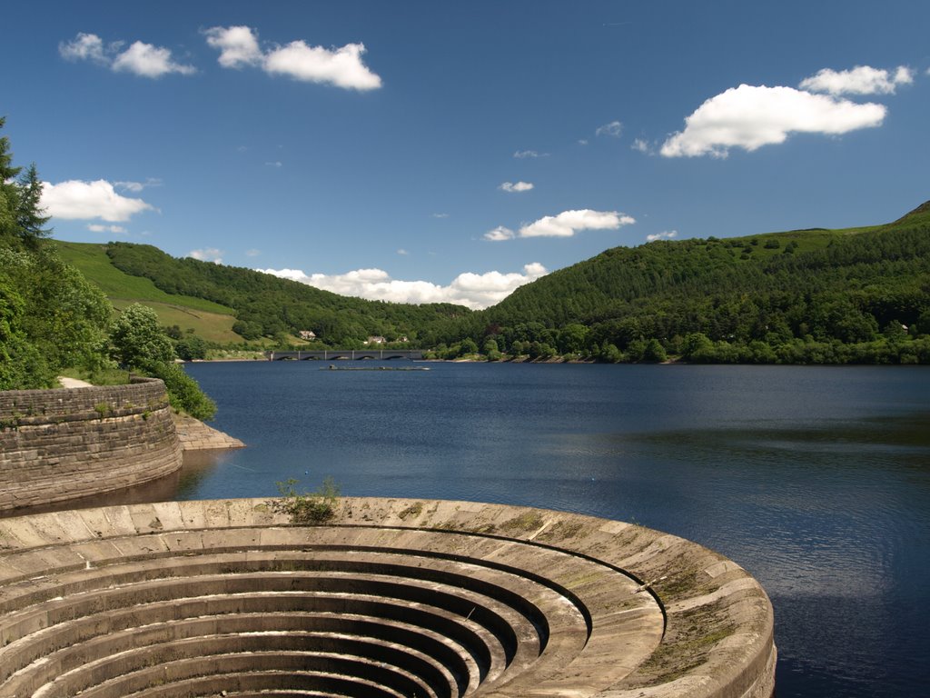 Overflow, Ladybower resevoir by mwe4899