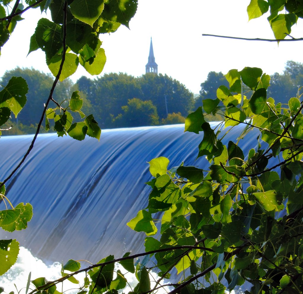 Les chutes de Chambly et l'église Notre-Dame de Bon Secours by Vincent Rowell