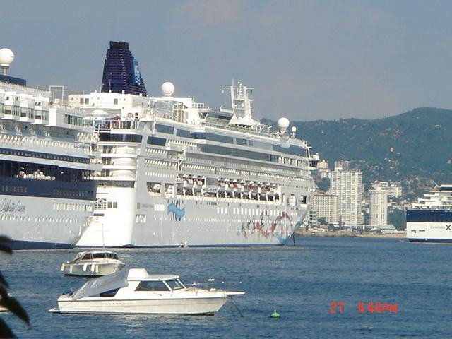 Cruzero visto desde el Malecon, Acapulco by alex-bautista