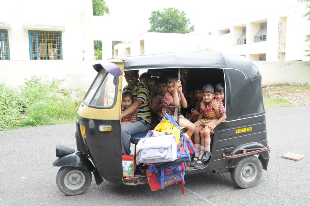 Schoolbus almost full with 13 children by pingu57