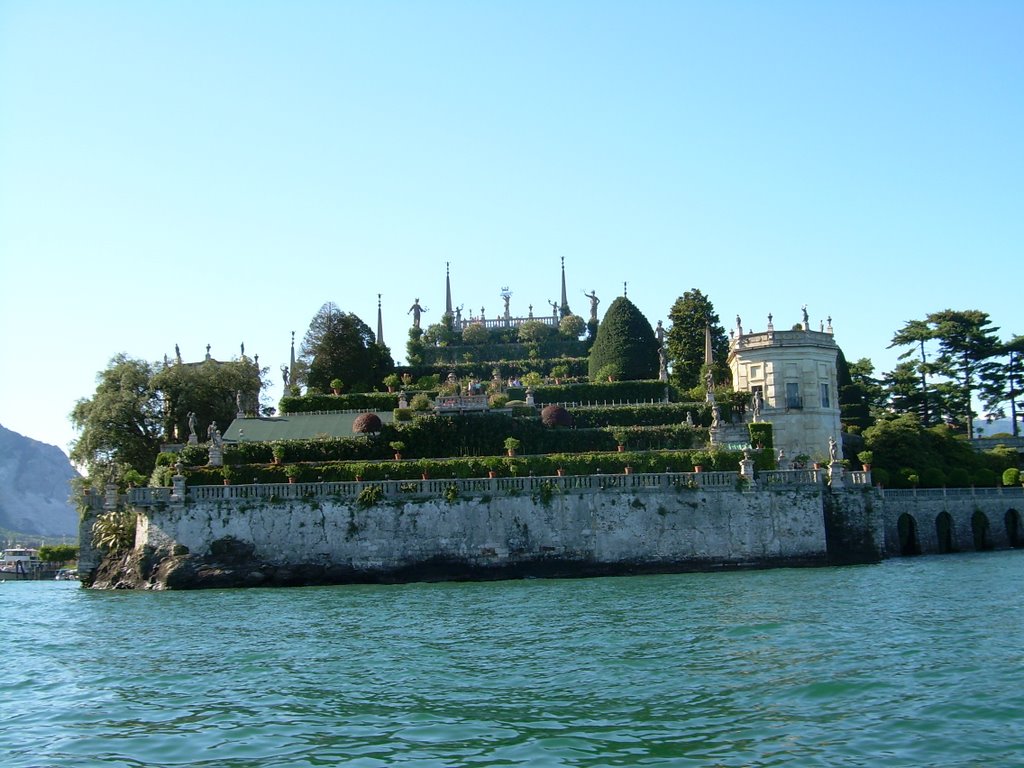 Vista dal lago dell'Isola Bella by stefanolivia