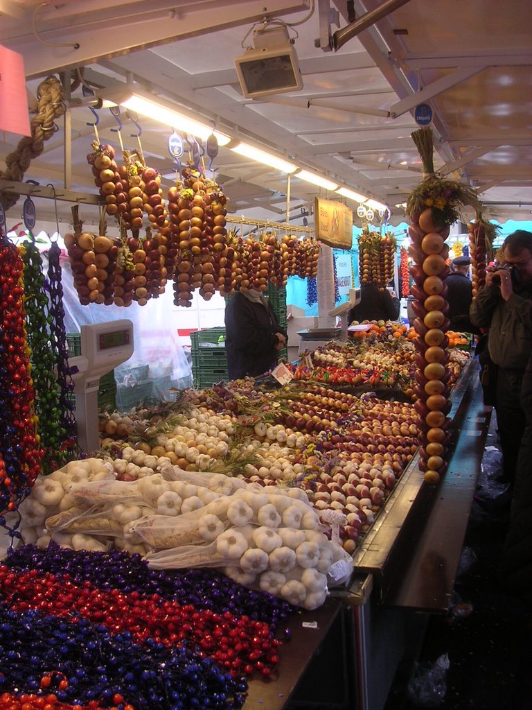 A lot of onions, sweets and confetti at the traditional "Zibelemärit" (onion market) in Berne by Stefan Tanner