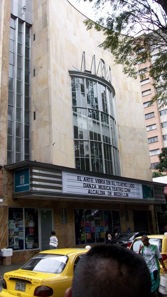 TEATRO LIDO EN EL PARQUE DE BOLIVAR by HERNANDO  MARTINEZ A…