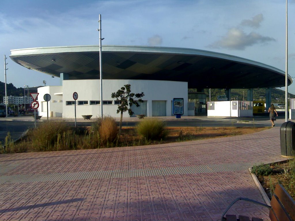 Bus Terminal con copertura a foglia by Michele Di Vito