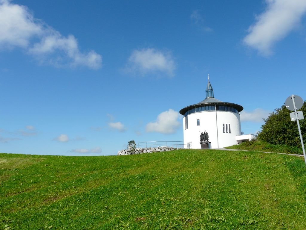 Leutkirch, Blick auf die Autobahnkirche by Walter Stuber