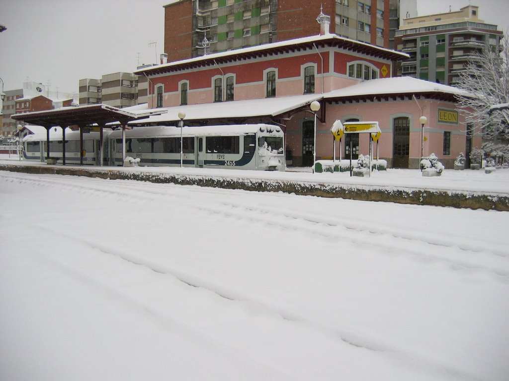 Estación FEVE, León by Carlos Uriarte