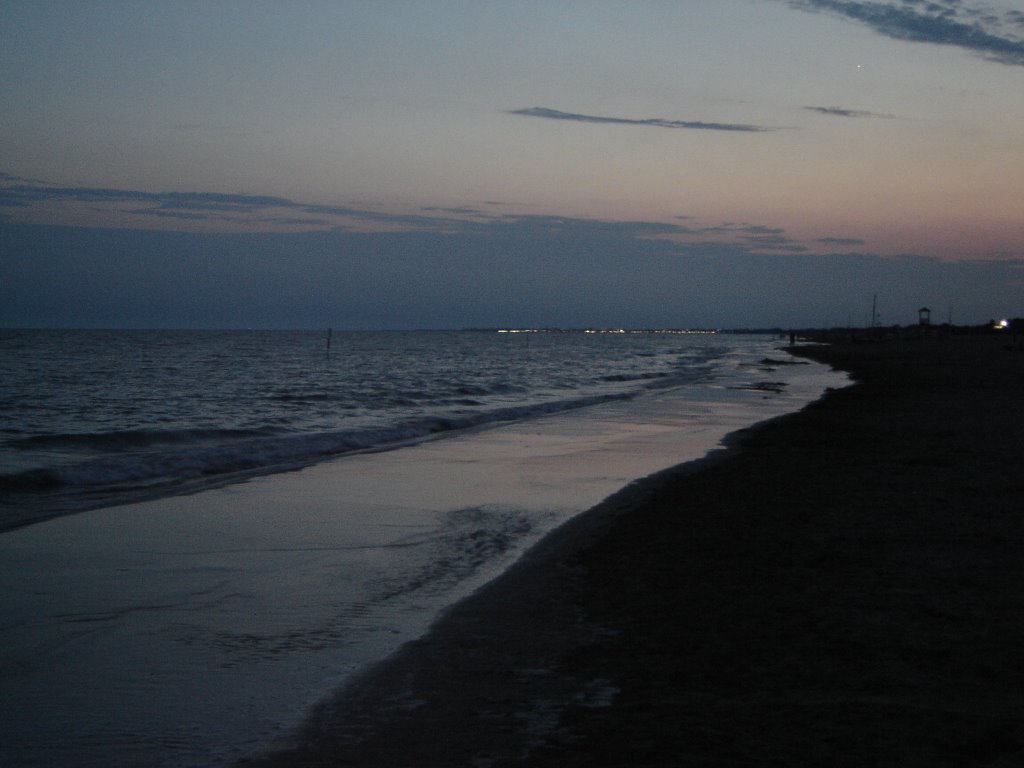 Bibione Pineda - Il mare dopo il tramonto by Denni Denni