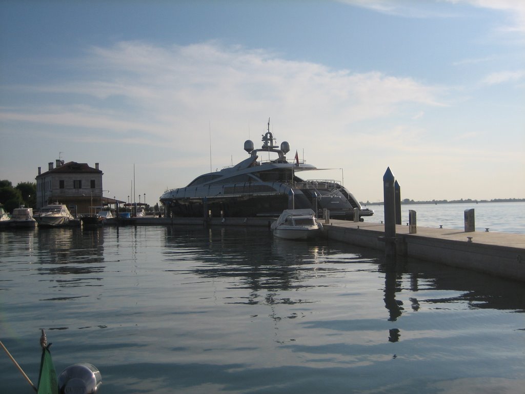 Super-yacht marinas in venice by Alvise Costantini