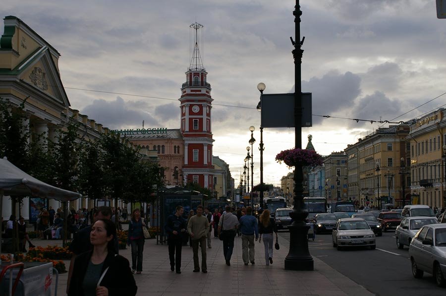 Вид на Невский проспект в районе Гостиного двора, башню Городской думы / View over Nevskiy prospectus in area of Gostinniy court yard, a tower of the Municipal duma (31/07/2007) by Dmitry A.Shchukin