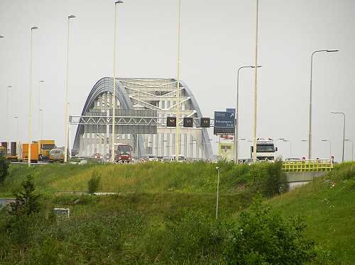 Vianen lekbrug by www.hollandfoto.net