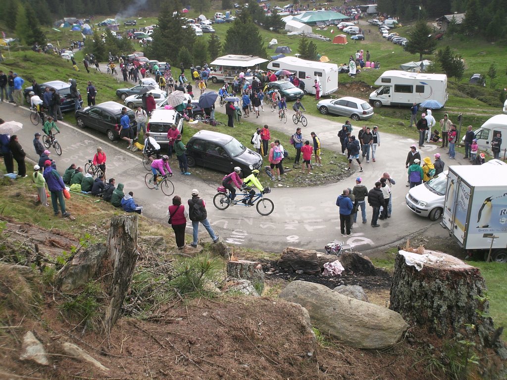 I tornanti del Mortirolo durante il Giro d'Italia by Federico Lazzarin