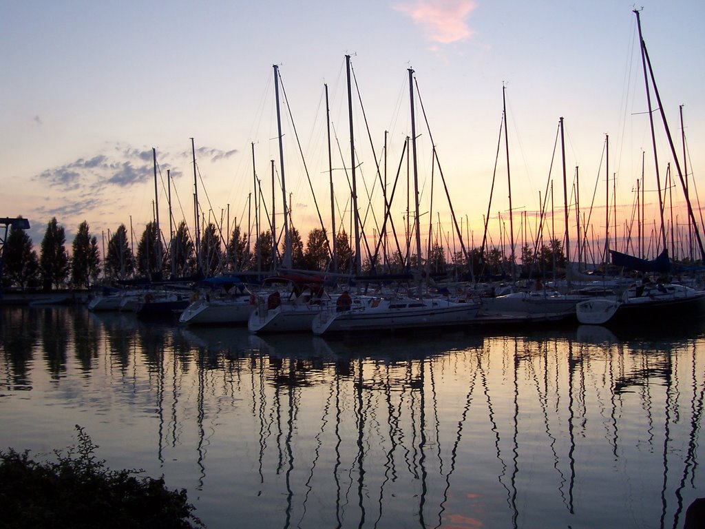 Naplemente a yacht-kikötőben Balatonlellén by batador