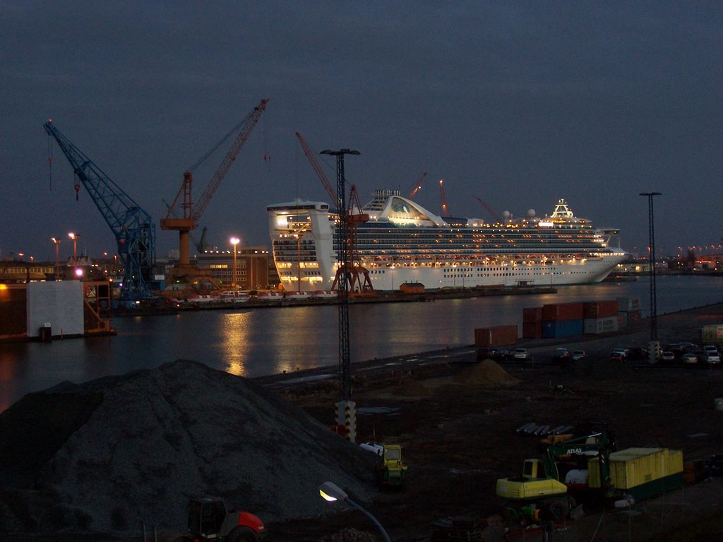 Containerturm (Standort) / dock view by Rembert Satow