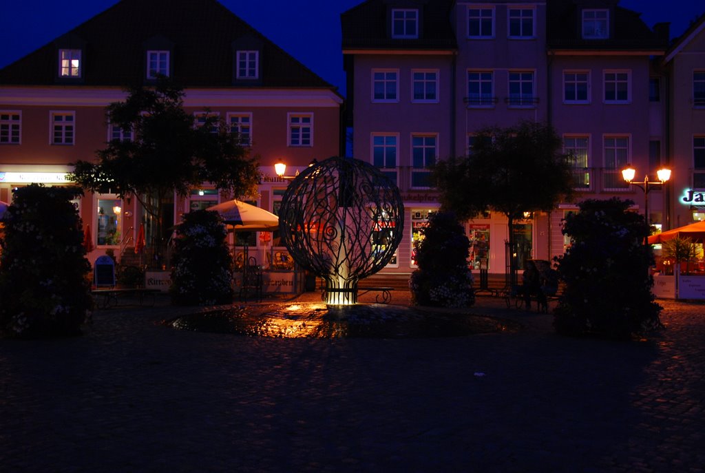 Der Kugelbrunnen am Abend by sigi stoll