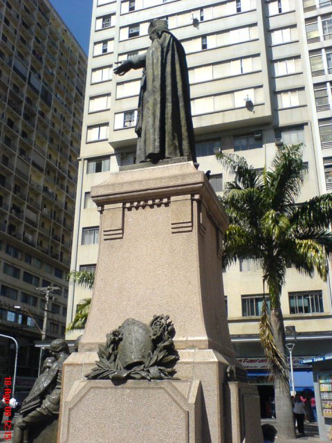 Monumento de um Padre by Paulo Humberto