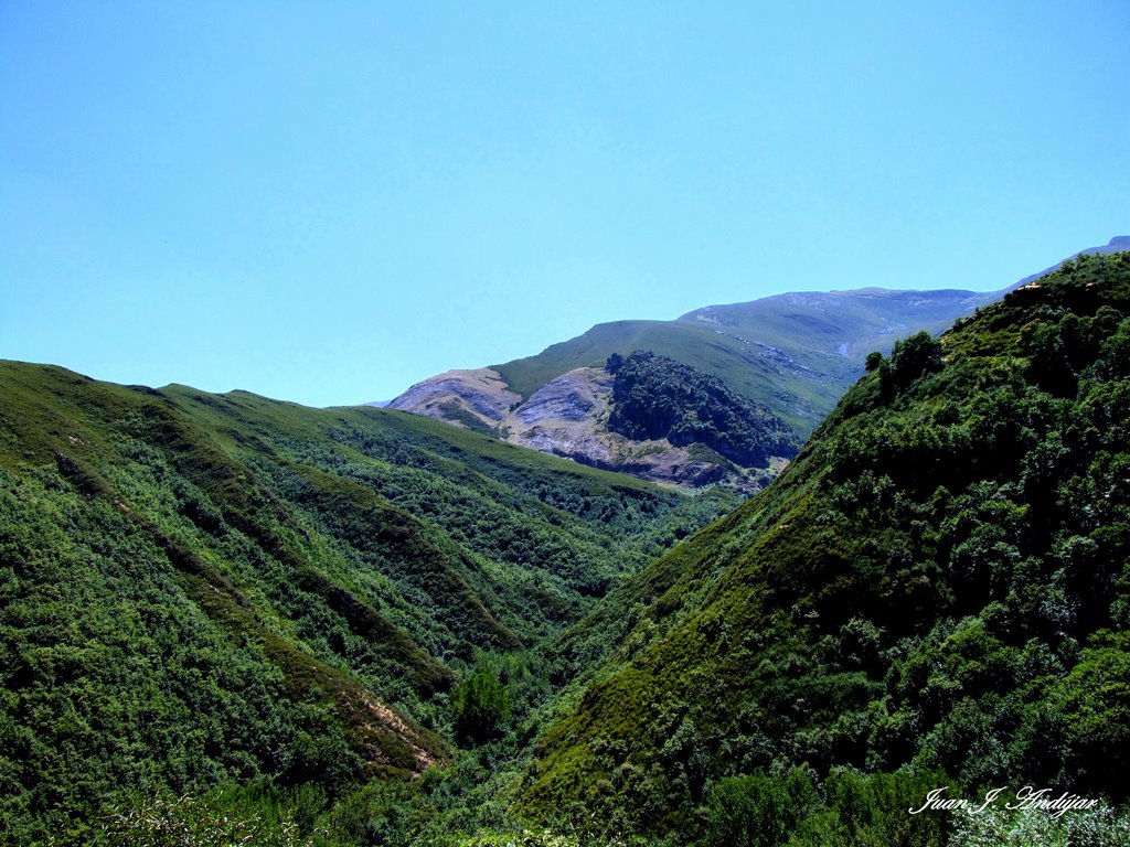 Montes de Valdueza by Juan Jo. Andújar