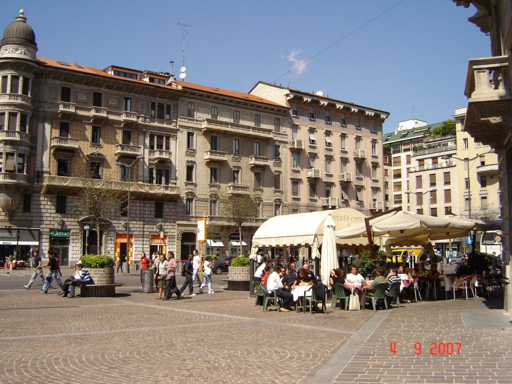 Piazza Argentina - Milão - Itália by Marisa Turassi