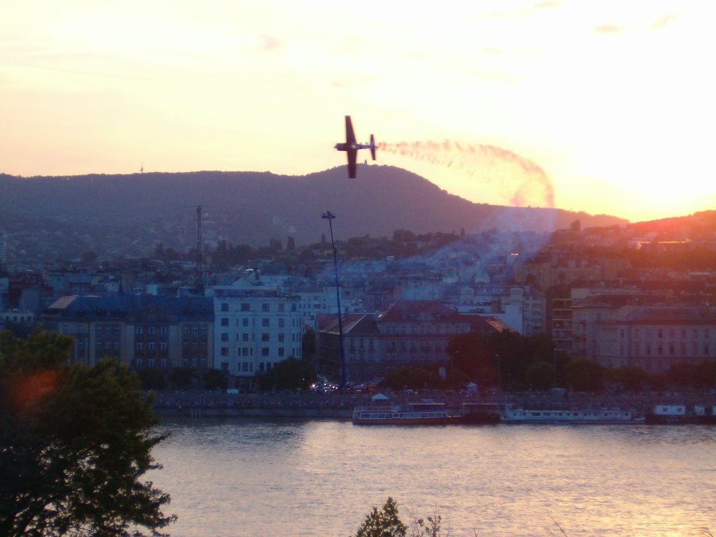 Redbull Air Race Budapest 2005 by Francois Esnault