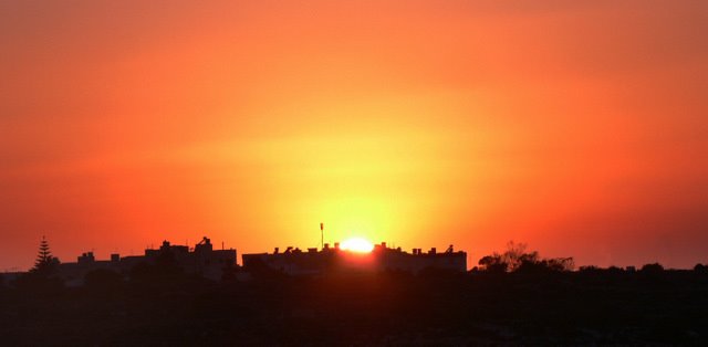 Coucher de Soleil sur Mellieha (Malte) by guarnelli