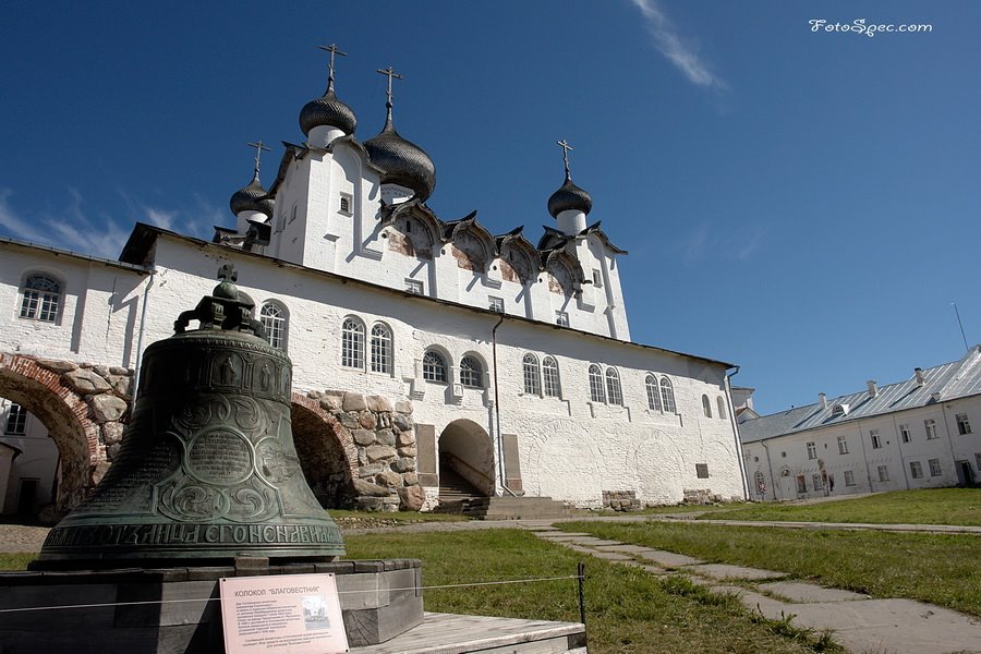 Церковь внутри монастыря и колокол (church inside monastery and bell) by andrey ponomarev