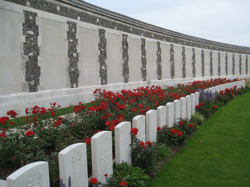 Tyne cot cemetery (muur met namen van vermisten) by willy&chris