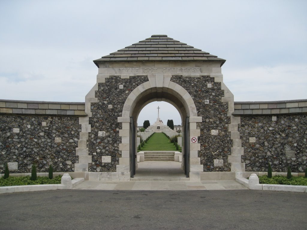 Tyne Cot Cemetery (toegangspoort) by willy&chris