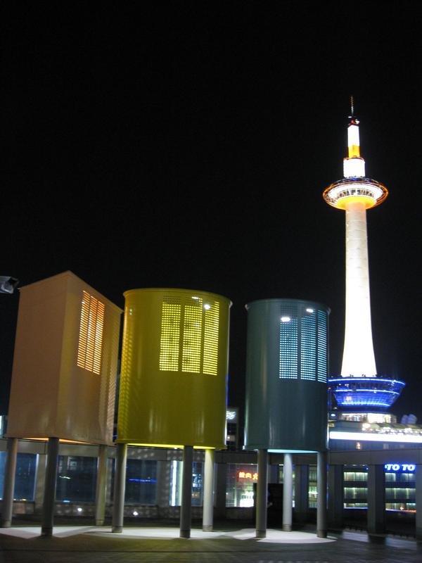 Kyoto Tower 2008 June by Aad (A.F.) Huf