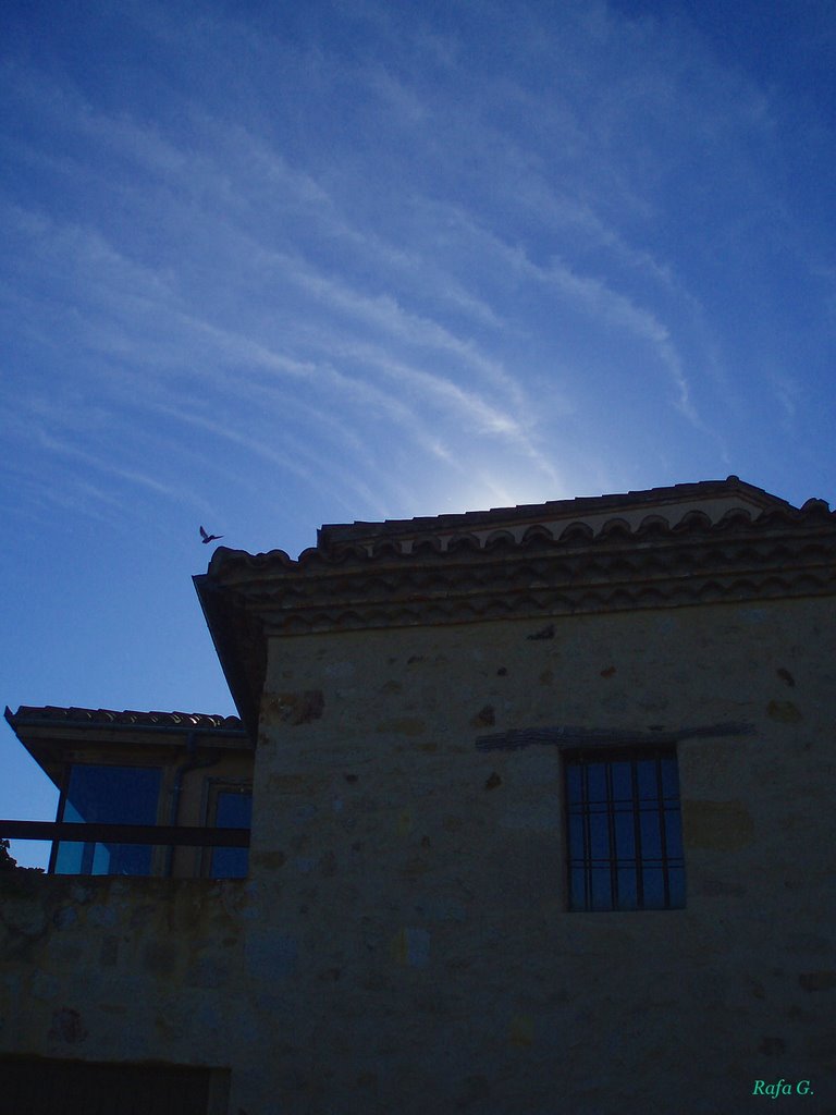 Olas en el cielo y una paloma by Rafael GG