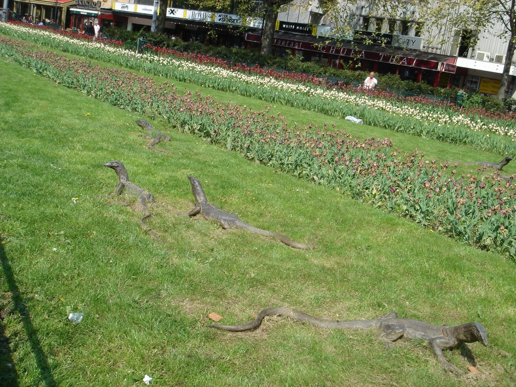 Metal scary animals at Kleine Gartmanplantsoen by Stefan Tanner