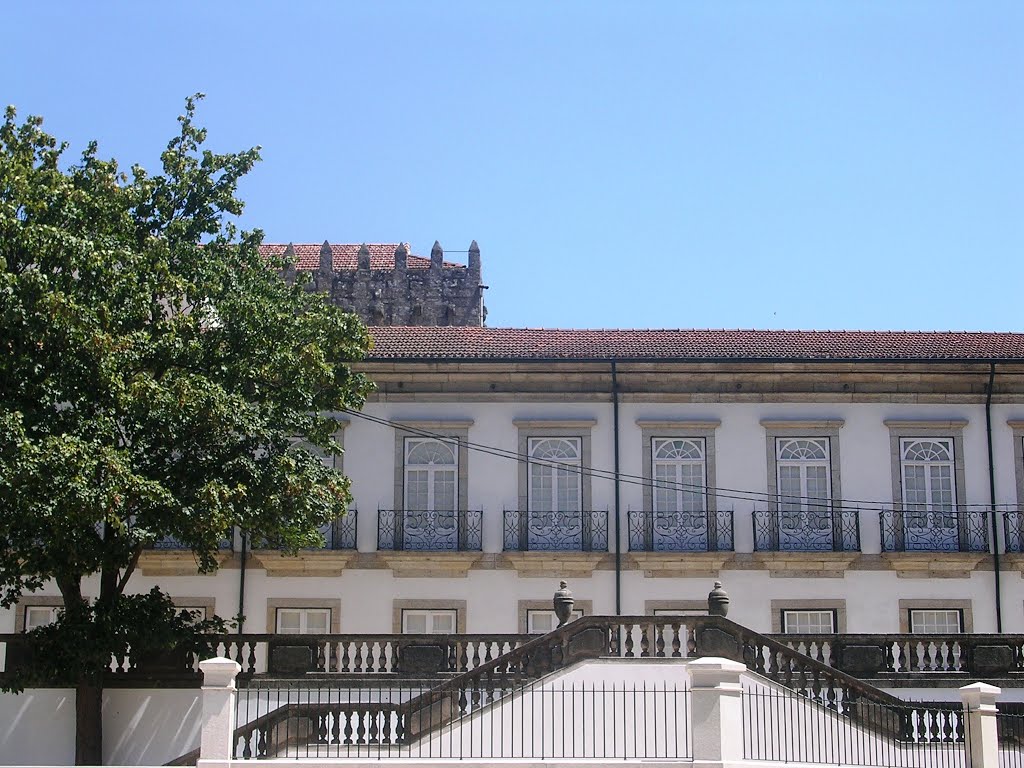 Porto (Casa com ameias, a defesa do património uma preocupação dos homens através dos tempos) by Majoca