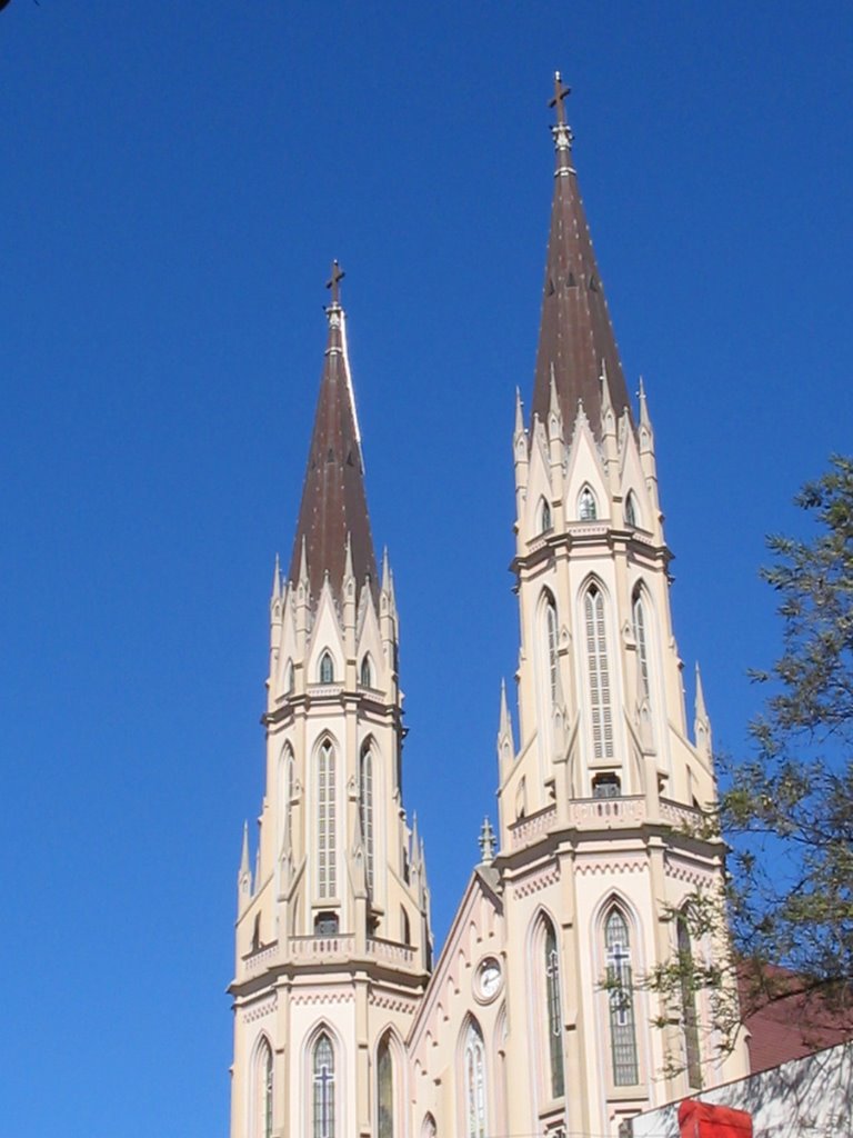 TORRES DA IGREJA CATÓLICA by ANELISE  KUNRATH