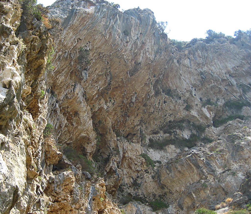 Samos: a giant roof before Megalo Seitani beach - Σάμος: μία γιγάντιαια στέγη πριν από την παραλία Μεγάλο Σεϊτάνι by Phaethon