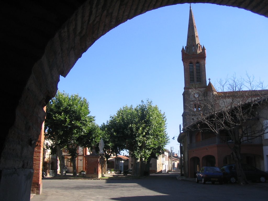 Sous les arcades de Mas Grenier (Tarn et Garonne) by bernard giguet