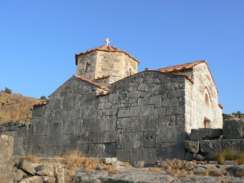 Eglise bâtie sur le temple de Zeus (Egine) by frederic castelli