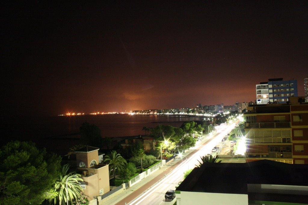 Vista nocturna hacia el mar by a_villar