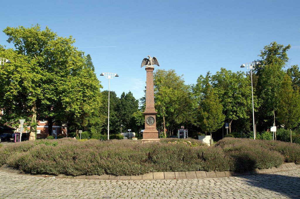 Wilhelm I Denkmal im Kreisverkehr by Sven Weisflog