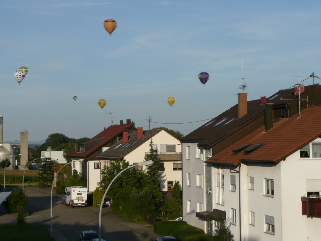 Heißluftballons über Sielmingen und Neuhausen auf den Fildern aus Sicht der Porschestrasse by Frieda1972