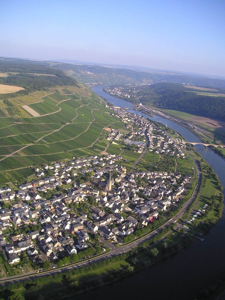 Moselort Rachtig aus der etwas anderen Perspektive im August 2008 by Wehlenflieger