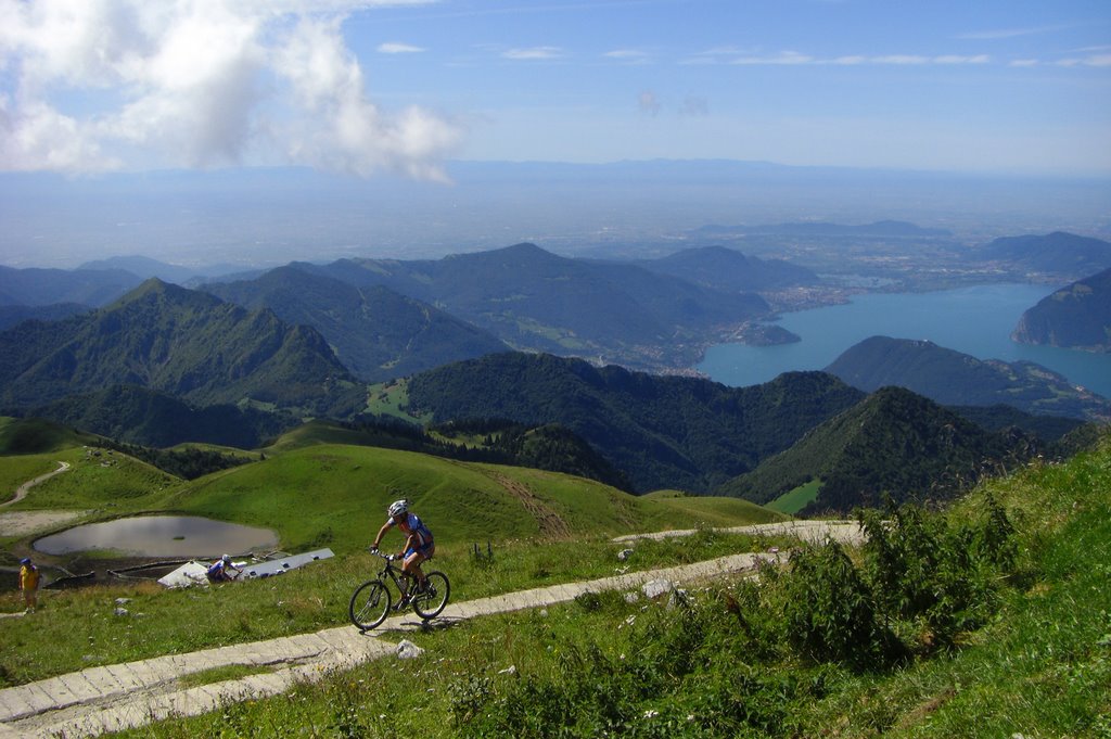 Biker in arrivo al rifugio Almici by LucaVT