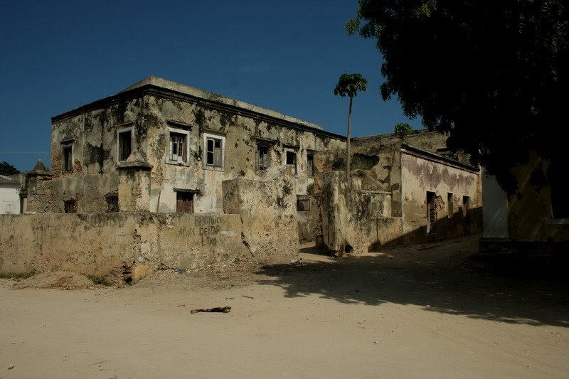 Eine vieler Wohnhausruinen auf Ilha de Mosambique 2007 by Michi13