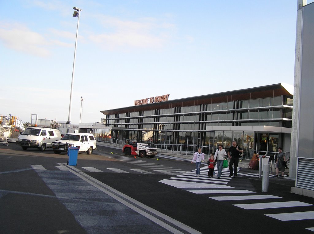 Hobart Airport by Barendh