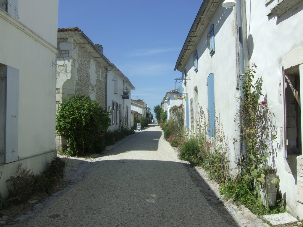 Petite rue à talmont sur gironde by helena banos