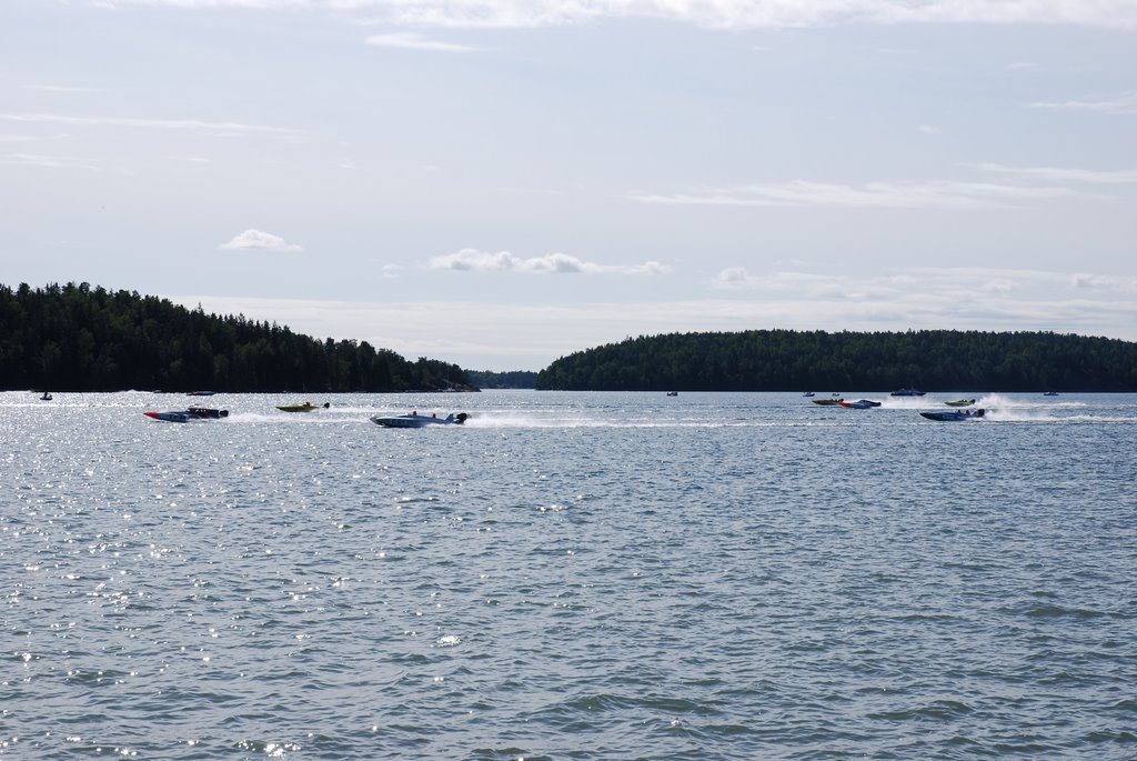 Raceboats passing by outside Dyviks Udde by ErikG