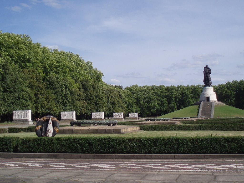 Treptower Park Soviet War Memorial by xabier3007