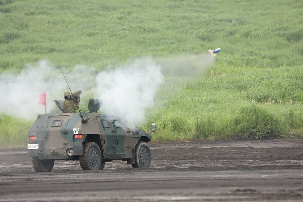 Type 01 LMAT, Komatsu LAV, Higashi-Fuji training range （01式軽対戦車誘導弾、軽装甲機動車、東富士演習場） by Demon Boil