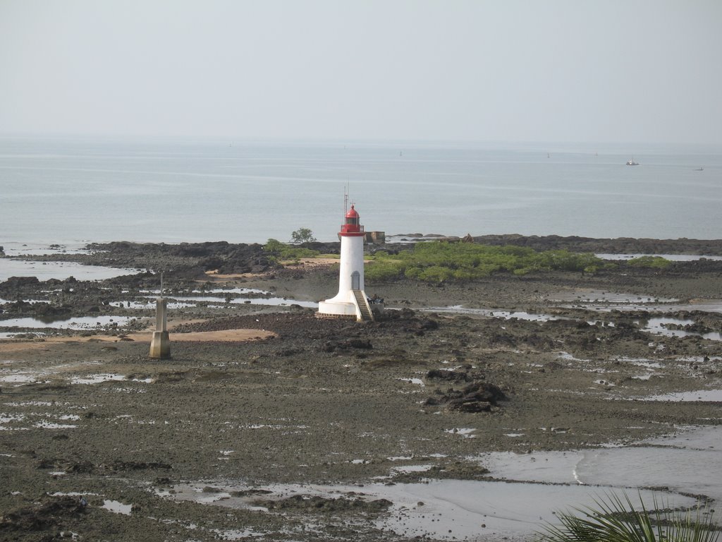 Phare de la pointe sud de Conakry marée basse by stan breizh