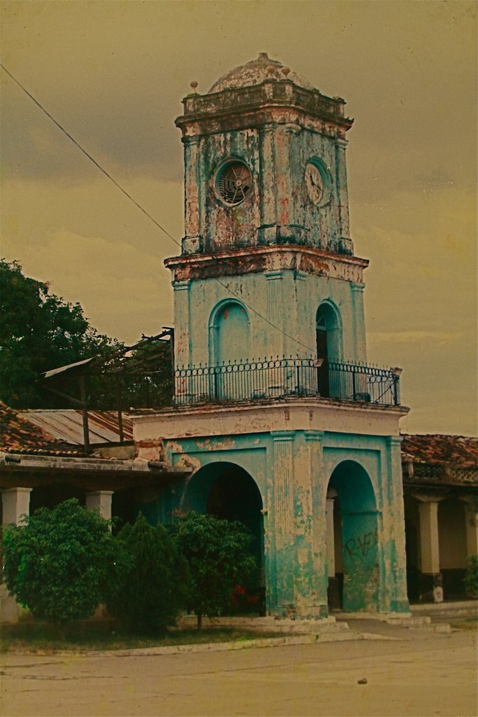 TORRE DEL CABILDO DE ASUNCIÓN MITA,JUTIAPA,esta foto fue tomada en los años 80's,cuando en ese edificio municipal funcionava el destacamento militar. Hoy en día un poco mas de un cuarto de siglo luce radiante ante la presencia de todos los MITECOS. Esta fotografia fue toma de la tienda de QUICK FOTO,con el permiso de los trabajadores de ese lugar. Foto EDGAR ENRIQUE PALMA MONTERROSO. POR UN MITA MEJOR. Agosto,08. QB. ➘ digamos "NO" a la basura en las calles. I ♡ MITA. by EDGARPALMA