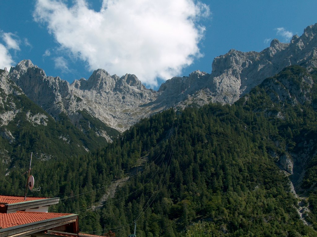 Blick vom Tal in Mittenwald zum Karwendel by SchwartzKS